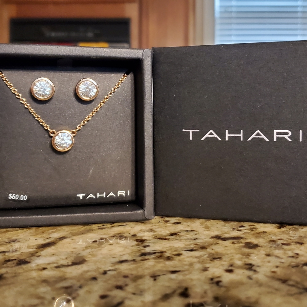 🆕🎁Tahari necklace and earrings set
